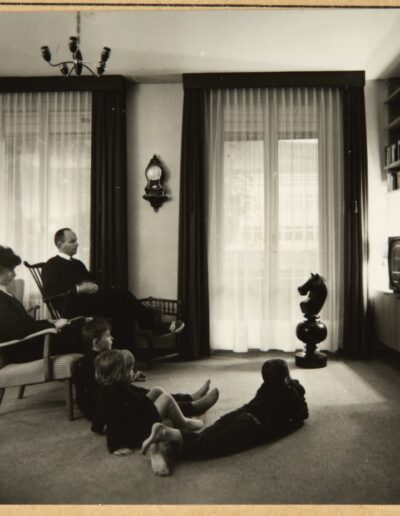 Une famille devant la TV. Deux photos par W. Studer, ca. 1950-1960,Musée de la communication.